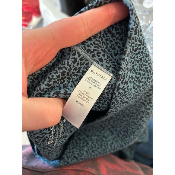 Athleta salutation textured tight in blue leopard print size S - Picture 8 of 9